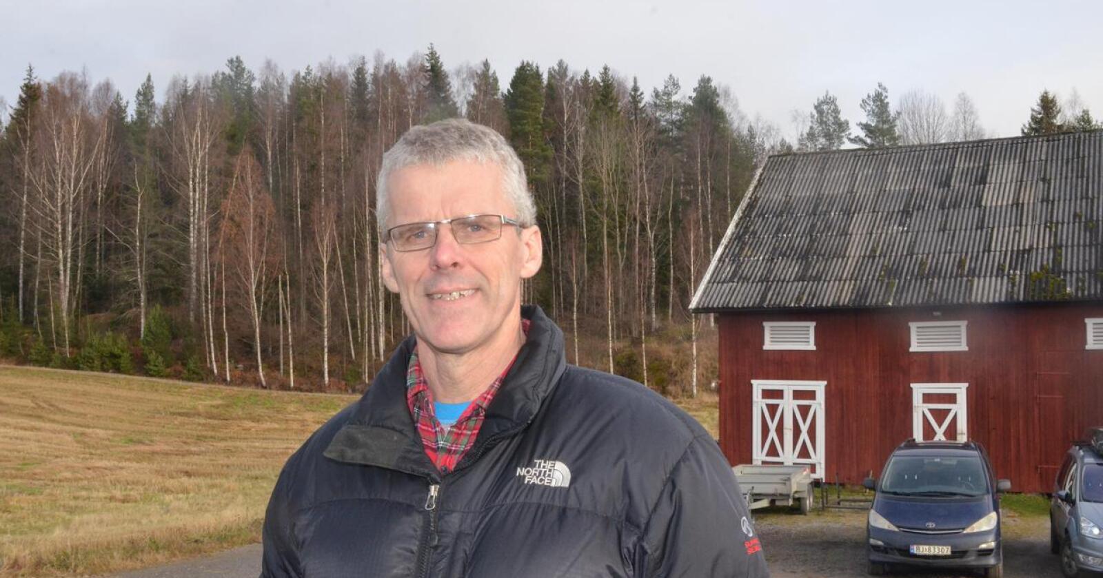 Nedsviing: Karsten Thoner driver med korn og potet i Slåstad. Han har forsøkt både Spotlight Plus og Gozai og har bladet erfaring. 