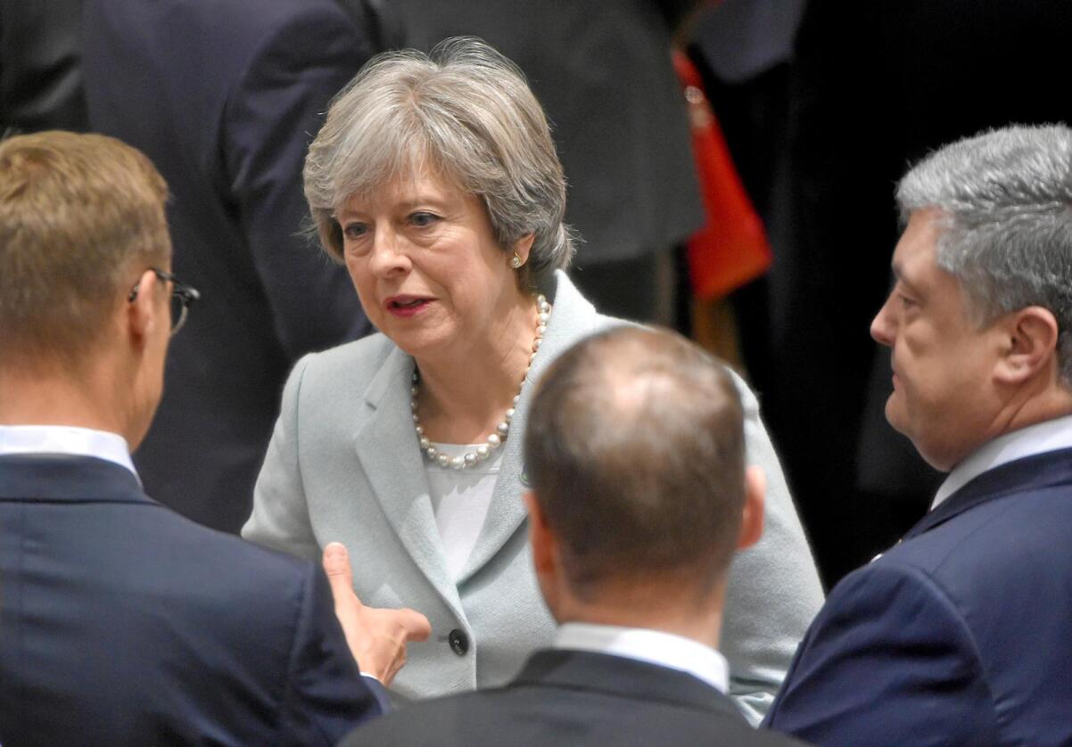 Trøbbel: Statsminister Theresa Mays Brexit-minister vurderer å trekke seg. Foto: Scanpix/ Reuters