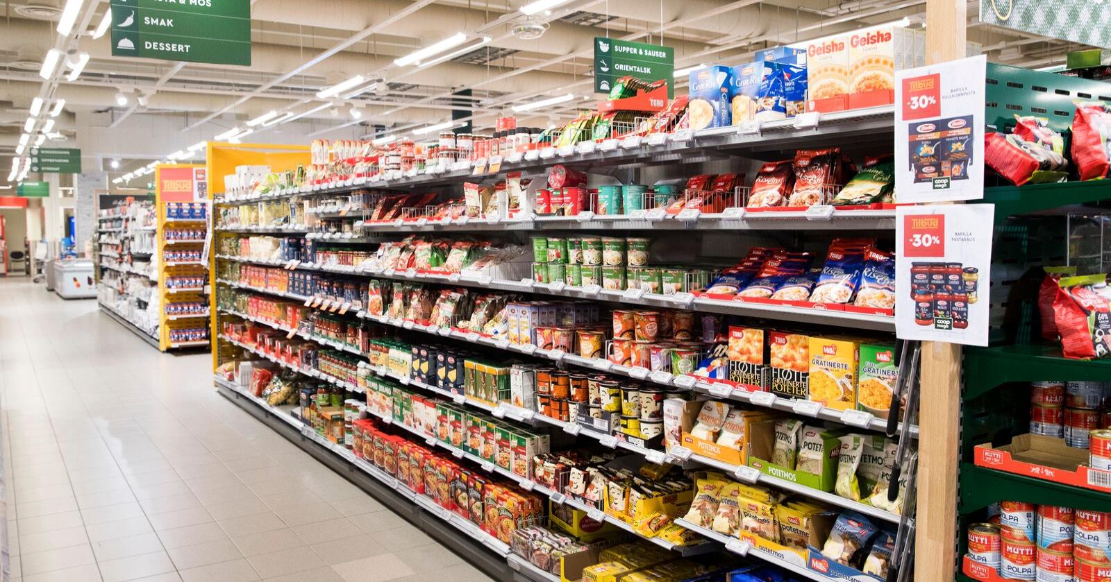 Tviler: Folk stiller spørsmål ved troverdigheten når dagligvarebutikkene markedsfører seg som "grønne". Det viser en sunn skepsis. Foto: Terje Pedersen / NTB 