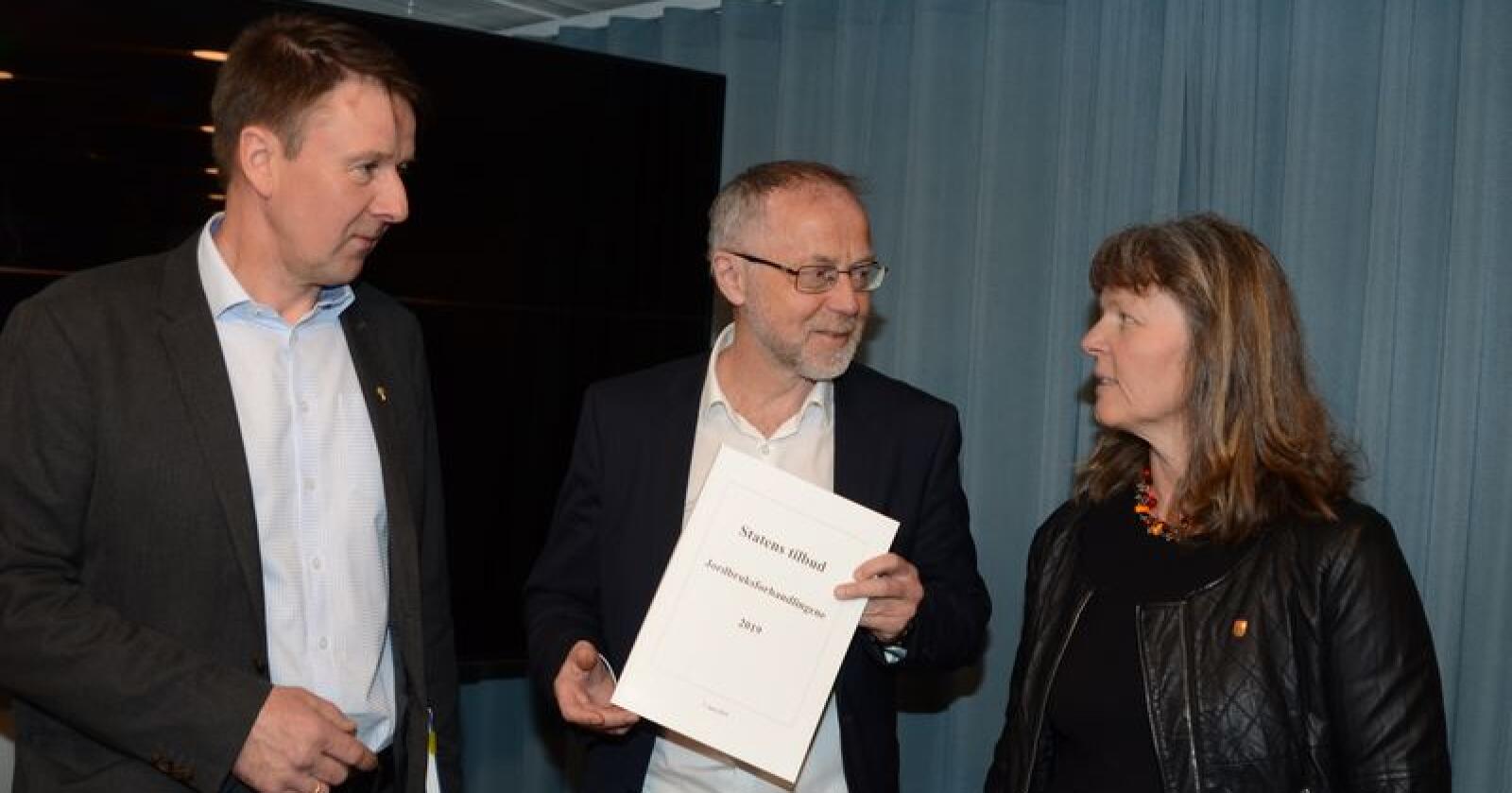 Staten legger fram tilbudet. Fra venstre: Lars Petter Bartnes (Bondelaget), Leif Forsell (LMD), og Kjersti Hoff (Småbrukarlaget). (Foto: Linda Sunde)