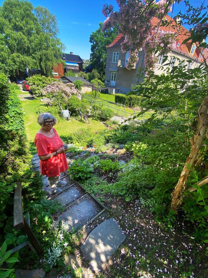 SKRÅNENDE: Hagen til Anita Koren ligger på en skrånende tomt, noe som legger til rette for mye blomster og lite plen. Foto: Kjersti Busterud