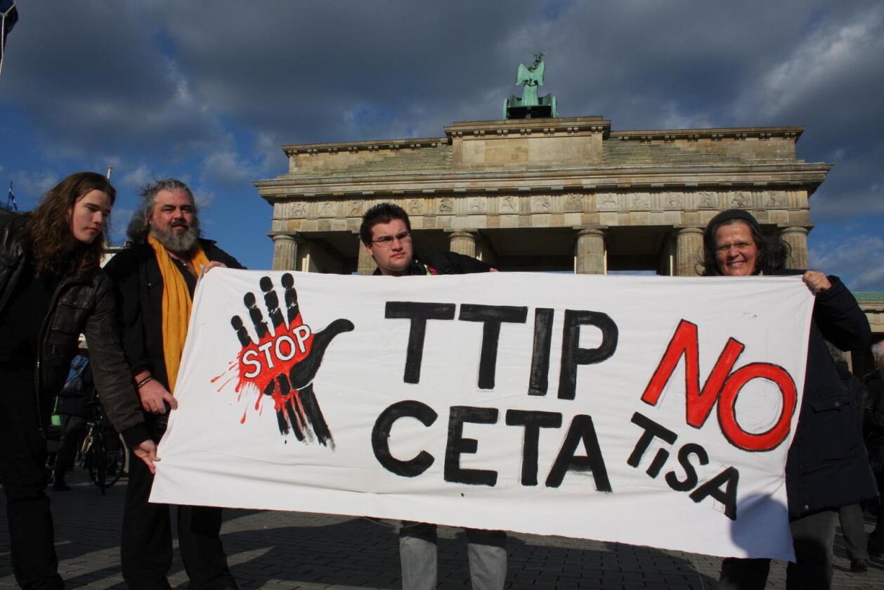 Alfabetsuppe: Handelsavtalene TTIP, CETA og TISA mobiliserer motdemonstrasjoner i flere land. Her står demonstrantene ved Brandenburger Tor.