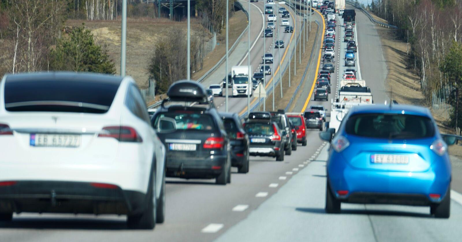 Går feil vei: Norske klimagassutslipp må drastisk nedover, men innenfor veitrafikk og transport økte utslippene med 3,8 prosent i fjor. Foto: Heiko Junge / NTB