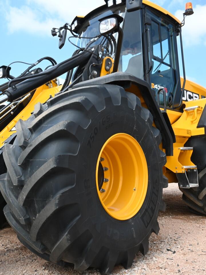 Landbruk: Den nye JCB 457S er ikke en vanlig hjullaster som har fått større dekk med traktormønster. Behovene og kravene fra kunder innen håndtering av last i landbruket, har vært førende for utvikling av hele modellen.