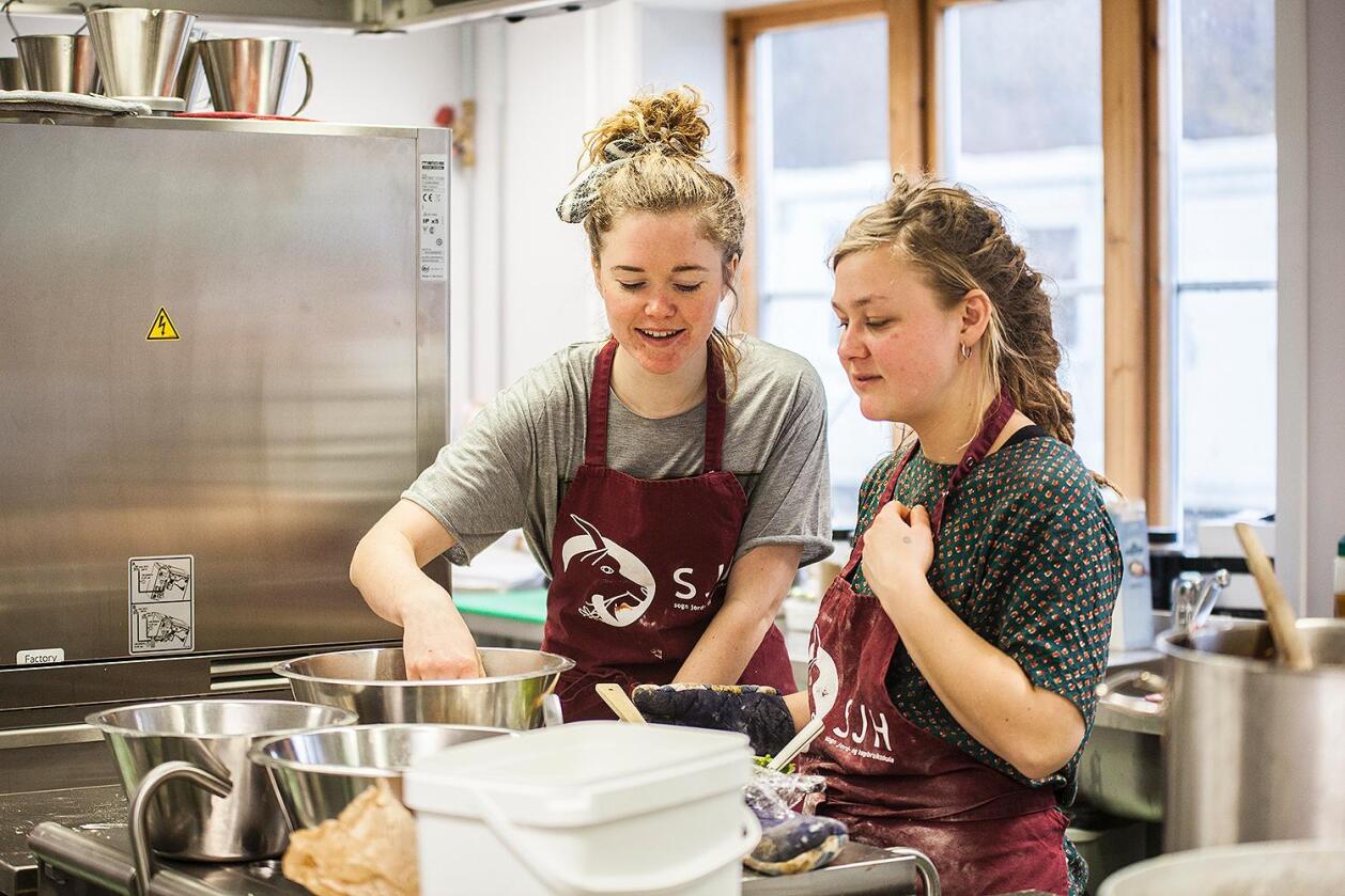 Sara Overgaard Jensen og Alma Joensen er blant elevane som hadde ansvar for all matlaginga. (Foto: Elisabeth Fagerland)