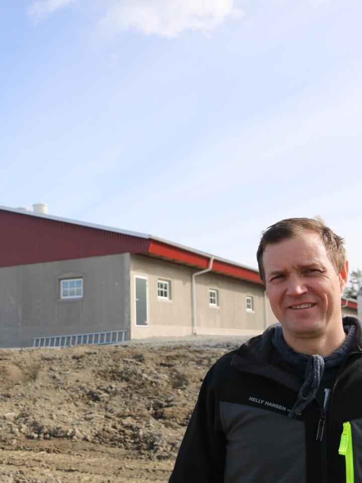 BYGDE: I fjor høst ble det gamle slaktegrishuset til Carl Martin Ruggli i Rakkestad revet. Nå har han har bygd et nytt på til sammen 1 400 kvadratmeter, inkludert et gårdslager på 196 kvadratmeter. 