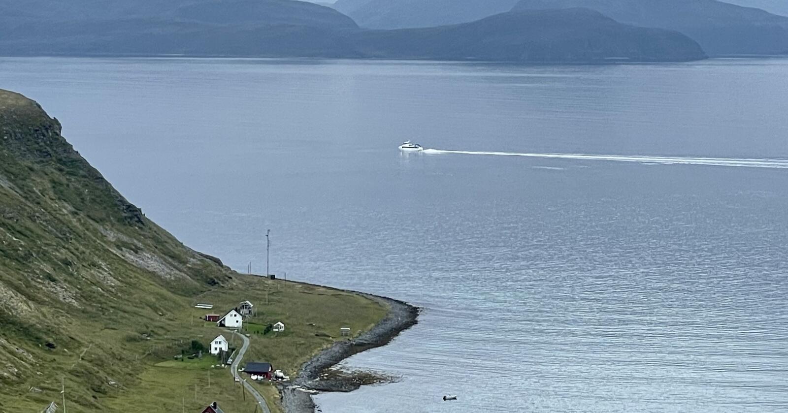 Denne hurtigbåten kjører forbi den veiløse bygda Hellefjord fem ganger per uke. Fire ganger stopper den derimot for å ta om bord passasjerer som skal til Hammerfest. Foto: Privat