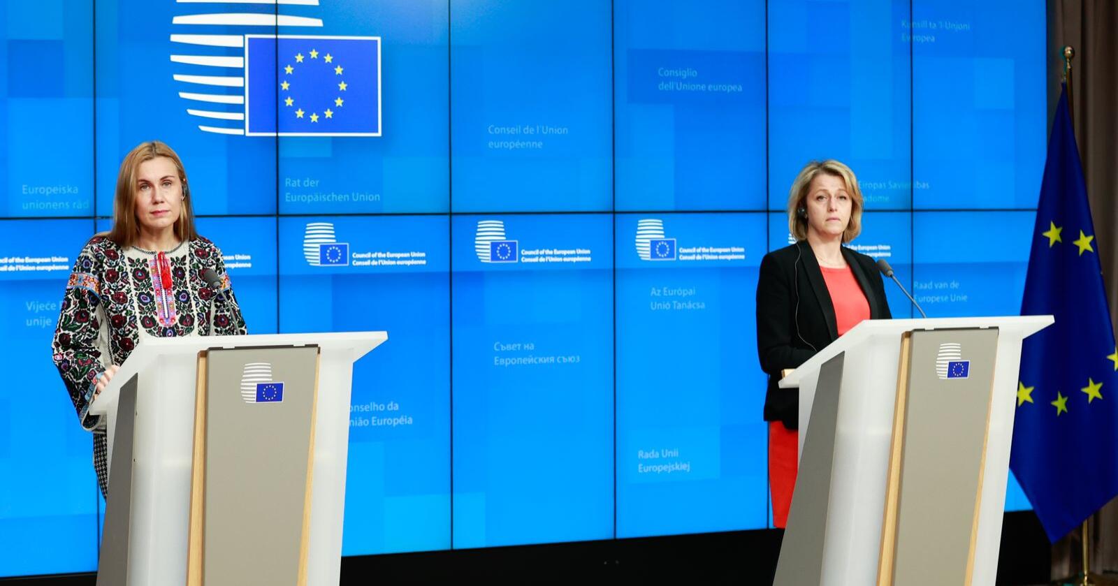 EU-kommissær Kadri Simson og den franske minister Barbara Pompili på pressekonferanse mandag kveld. Foto: EUs pressetjeneste