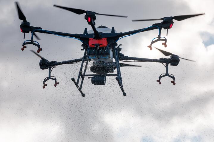 FRAMTIDA: Her sår en av dronene til Biodrone grasfrø. Foto: Thomas Jergel