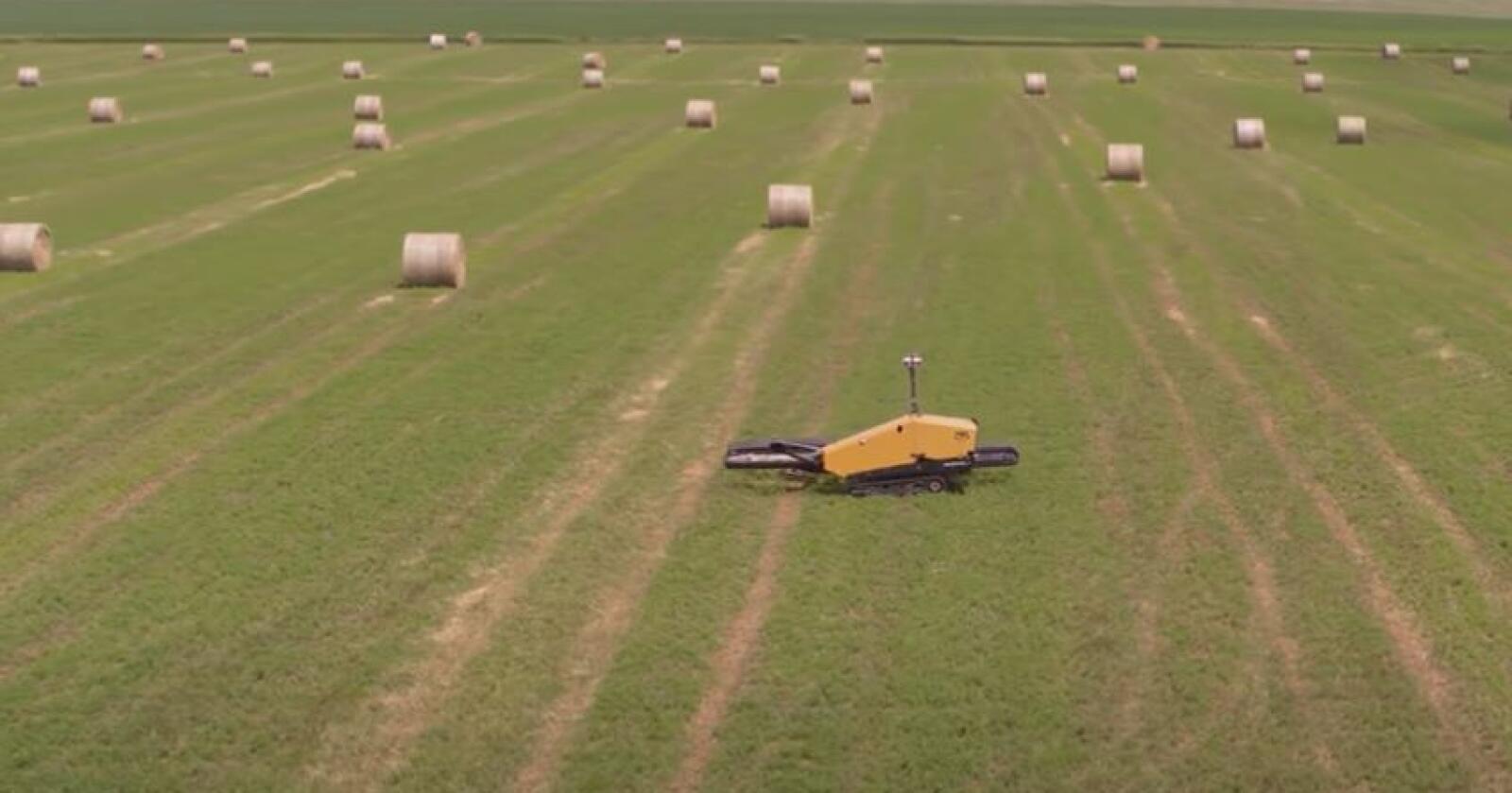 Autonom: Amerikanske Vermeer lager presser og annen redskap til grovfôrproduksjon. Nå har de utviklet en robot for håndtering av rundballer. Skjermdump: Youtube