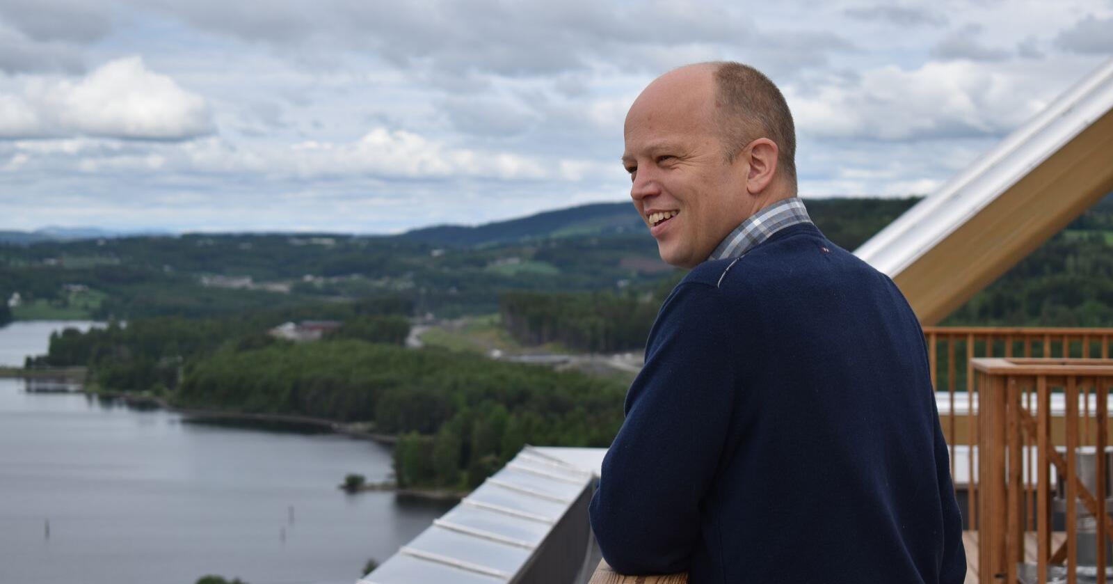 Senterparti-leder Trygve Slagsvold Vedum kan nesten se Mjøsbrua fra toppen av Mjøstårnet i Brumunddal. Snart er begge symboler på hans ønskepolitikk. Foto: Henrik Heldahl