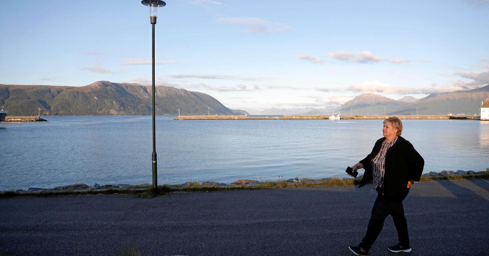 Svekka: Nasjonen Norge sin økonomi blir svekka av regjeringa sin distriktspolitikk. Her er statsminister Erna Solberg (Høgre) på kaia i Hareid. Foto: Torstein Bøe / NTB scanpix