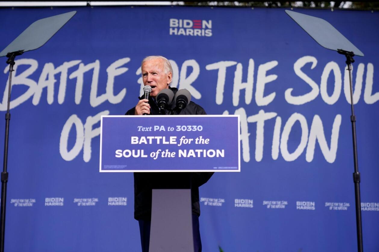 «En kamp for nasjonens sjel», står det bak demokraten Joe Biden under et valgkampstopp i Philadelphia på søndag. Foto: Andrew Harnik, AP Photo