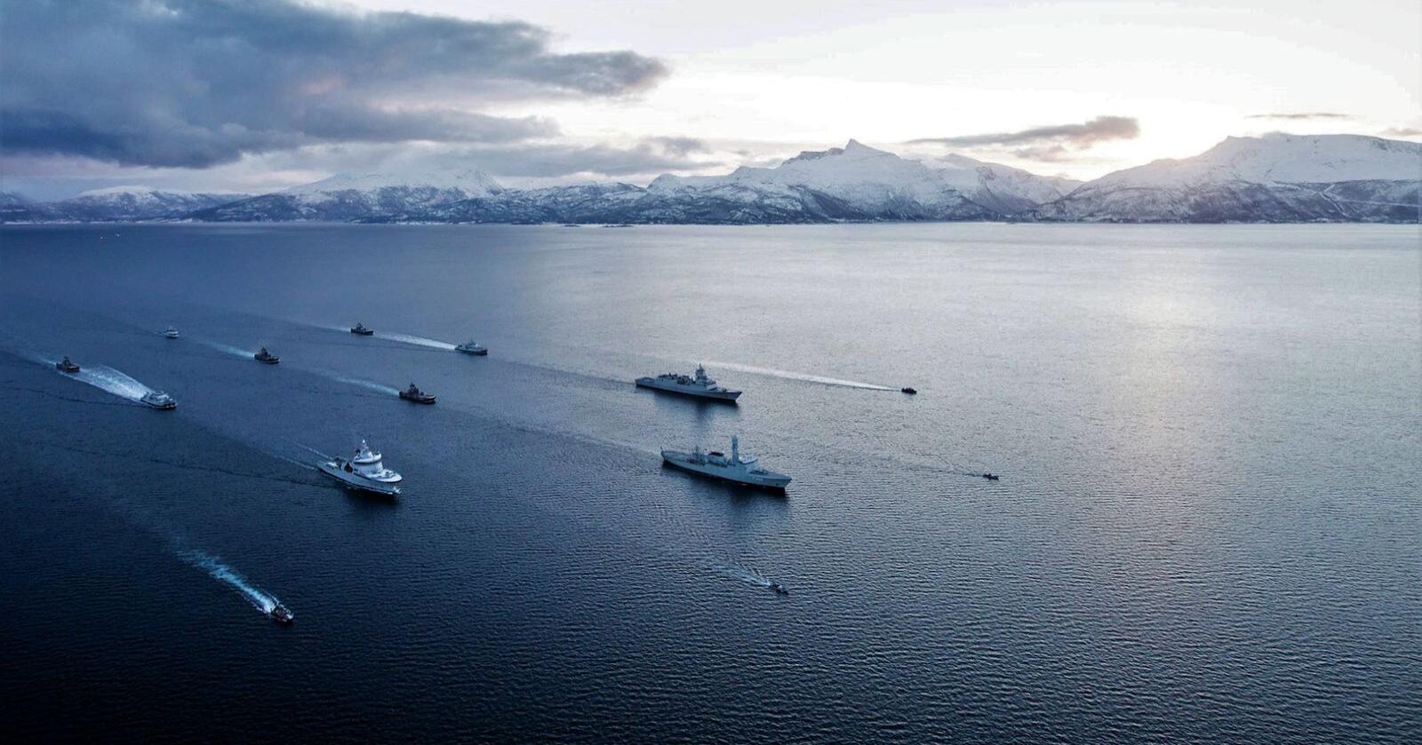 I et Europa som sikkerhetspolitisk er snudd på hodet i løpet av 14 dager, vil Senterpartiet befeste at Norge er Nato i nord. Her marinefartøy som seiler i formasjon ut Ofotfjorden i Nordland. Foto: Elias Engevik