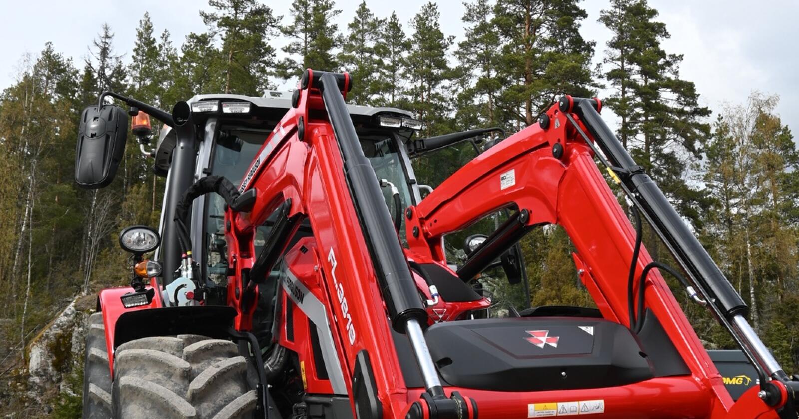 Massey Ferguson registrerte flest nye traktorer i mai, med 59 registreringer.  Blant leveransene finn annet er den  nye Massey Ferguson 5S  . Foto: Espen Opheim