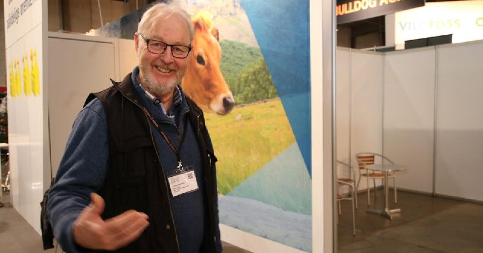 Fôringsrådgiver Carsten Houmann er bekymret for at dårlig grovfôr skal slanke norske kyr syke. Foto: Dag Idar Jøsang
