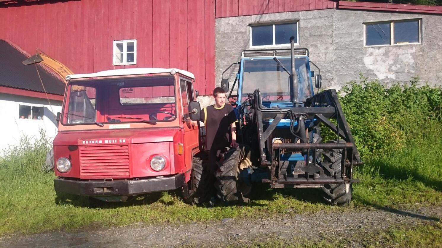 16-årige Knut Anders Moen starter i høst på jordbruksskole på Voss, og har som mål å ta over gården etter sin far. På gården finnes det i dag en Reform Muli 50 og en Ford 3910. (Alle foto: Solveig Moen)