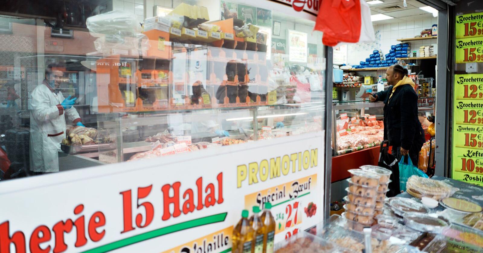 En kjøttbutikk i Paris som har spesialisert seg på halalslaktet kjøtt. Foto: AP Photo/Thibault Camus/NTB