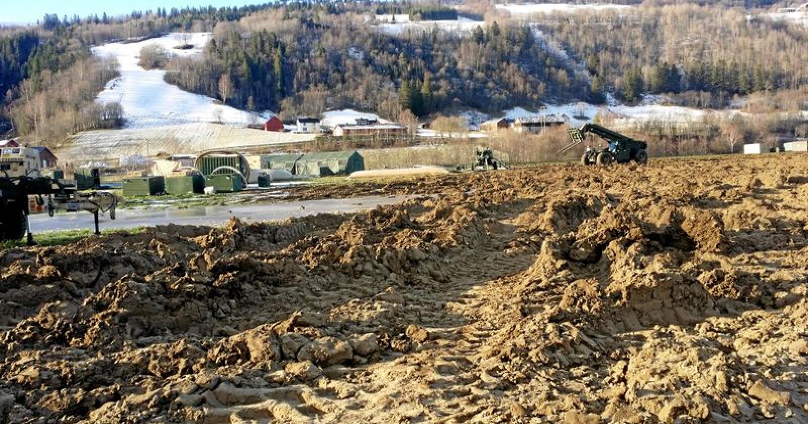 Slik så det ut på et jorde i Vill i Trøndelag ut etter at Nato-styrkene hadde kjørt over det. Foto: Marianne Bø/Forsvaret