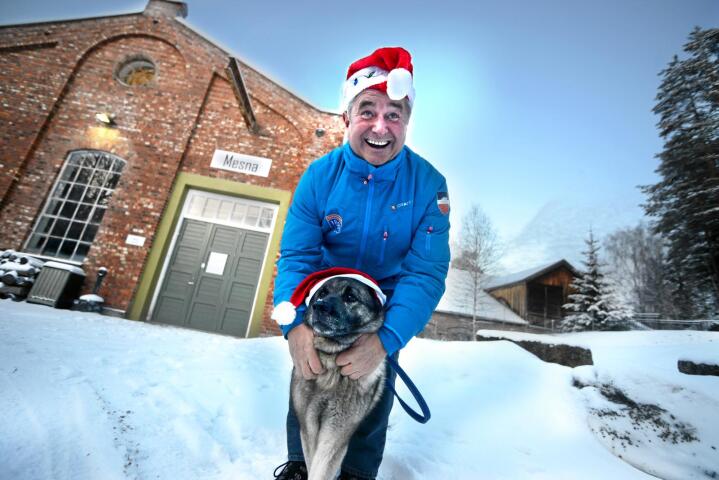 Investor Christen Sveaas og elghunden Brum skal feire julaften sammen på hytta. Foto: Siri Juell Rasmussen