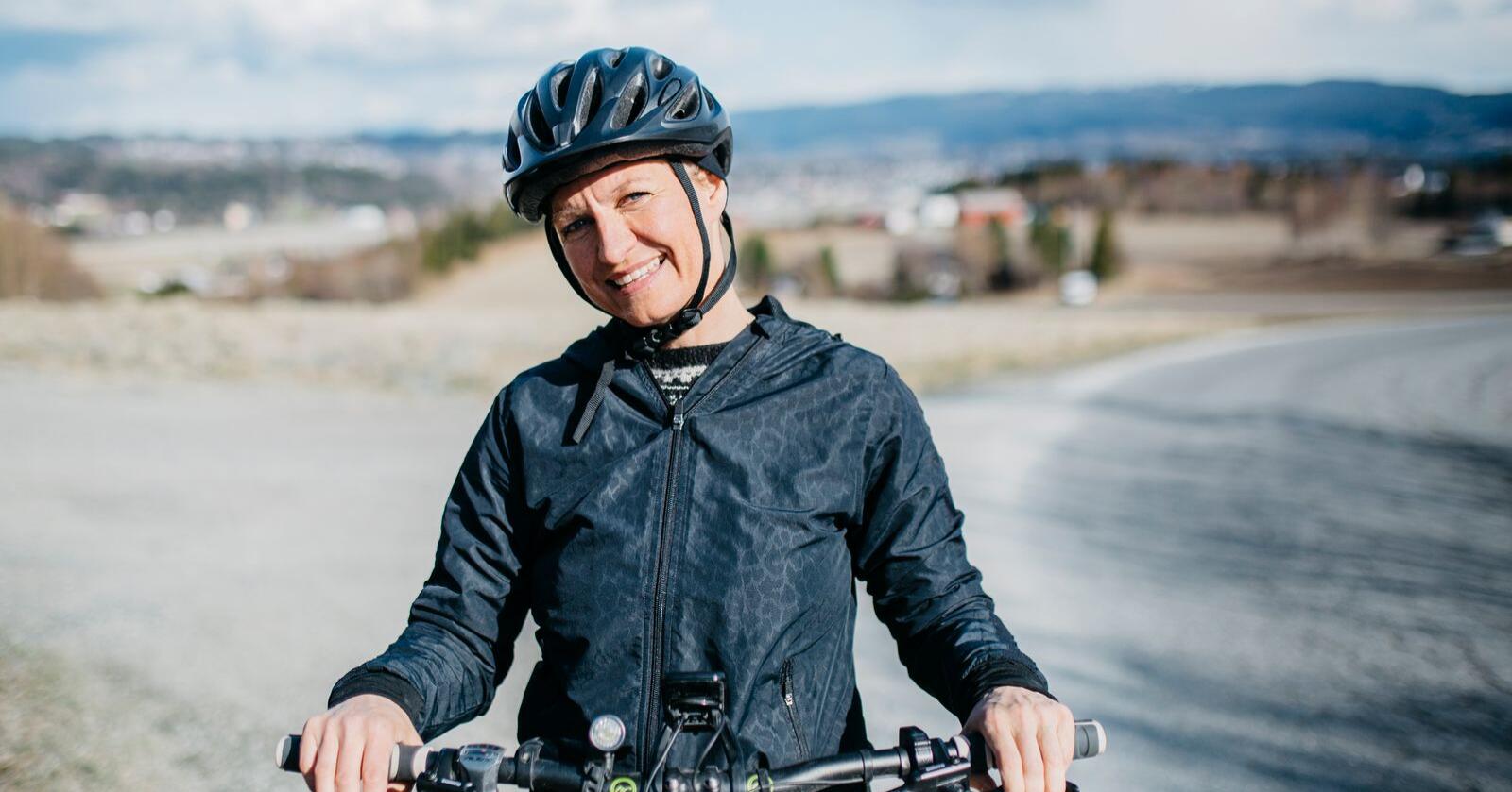 Sykkeltur med mening: Her er Stina Isabel Almli Pettersen Nordine, som denne sommeren sykler Norge på langs for å rette oppmerksomhet mot organdonasjon. Skribent Maria Almli har kjørt følgebobilen hennes. Foto: Karoline O. A. Pettersen