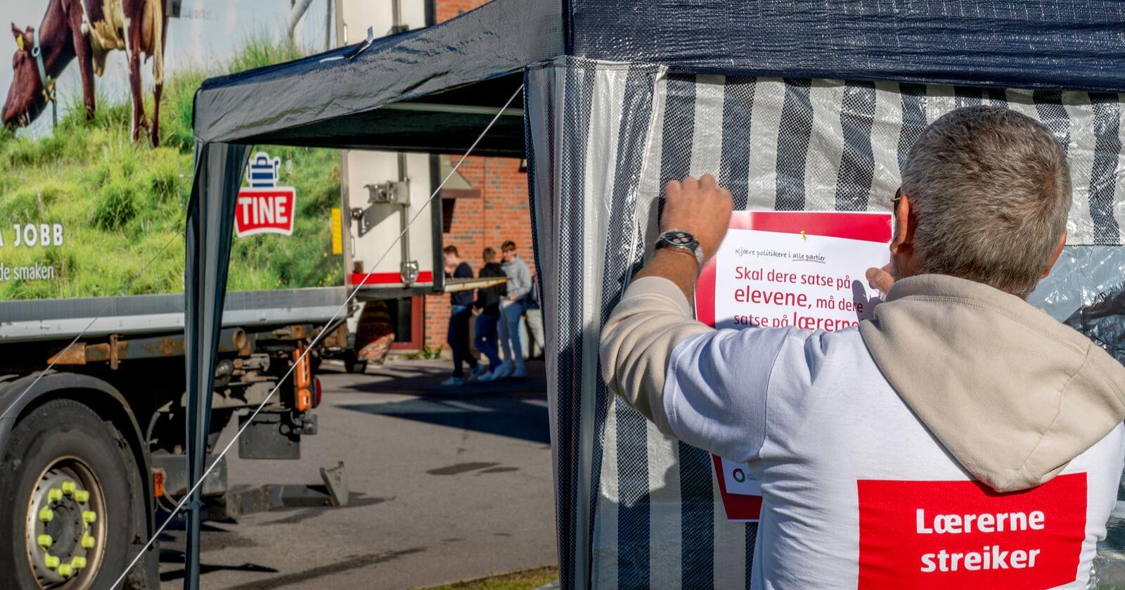 Lærere på Lillestrøm henger opp plakater for å informere om streiken. Foto: Gorm Kallestad / NTB
